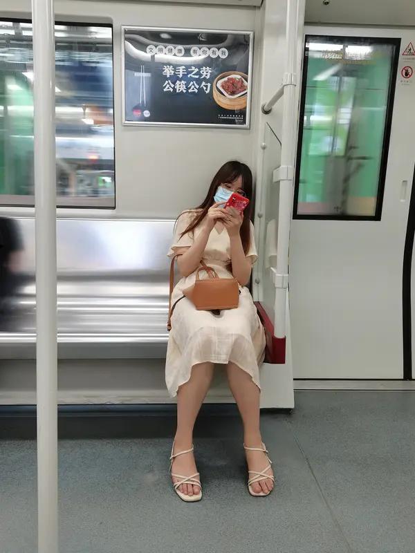 外国网友吵翻：中国人夏天不出汗？身上永远没味！夏天挤地铁，额头冒汗、后背