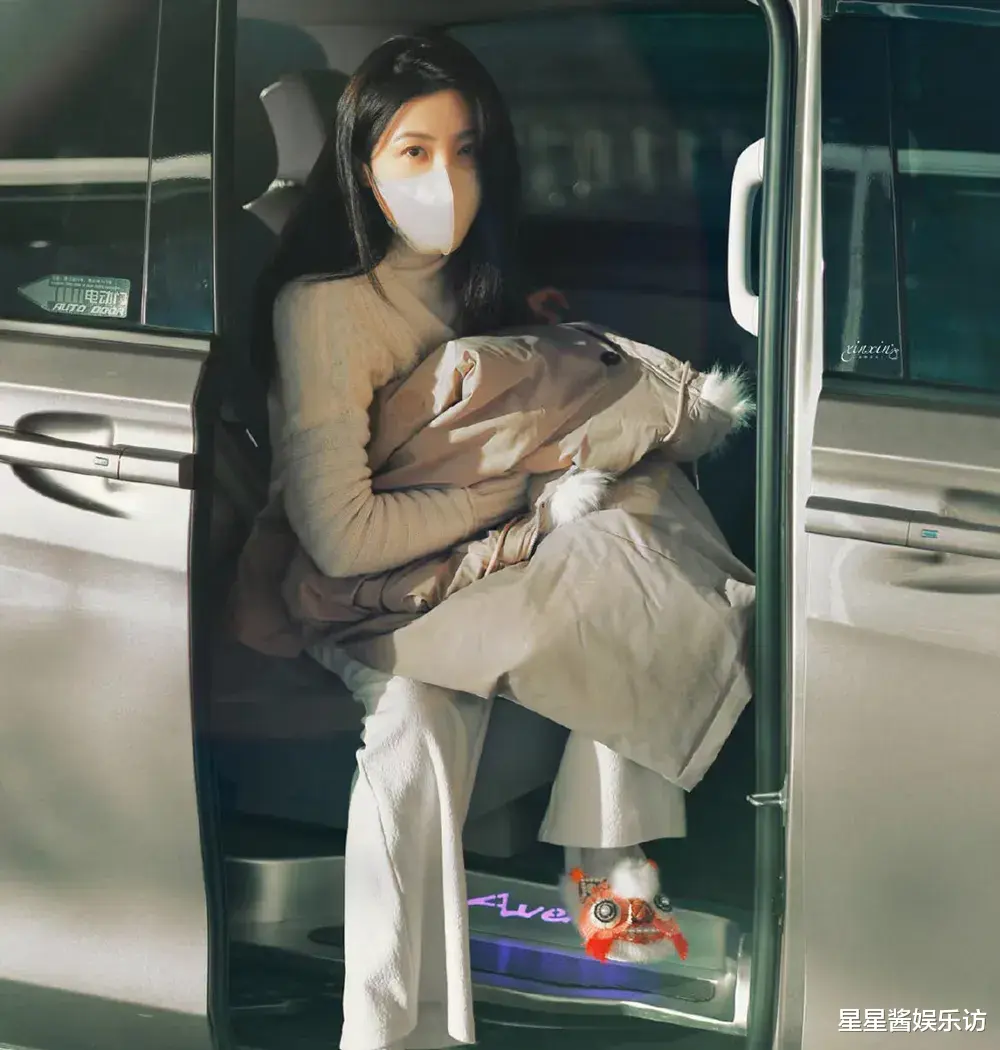 48岁曾黎美到国外去了!穿虎头绣花鞋尽显东方美人神韵