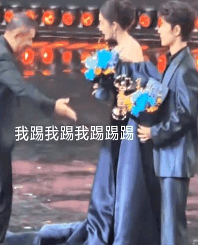 那一脚，踩的不是裙摆，是人情世故的脸面。聚光灯下，衣香鬓影。大佬一个不经意的