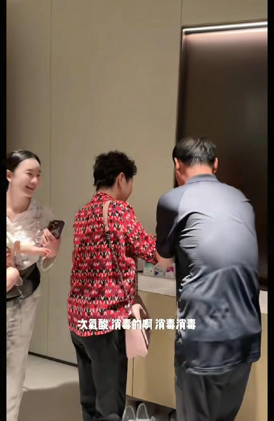 张檬，引争议张檬爸妈刚想抱孩子，张檬说:“爸妈用这个喷一下，次氯酸消毒的。”拿
