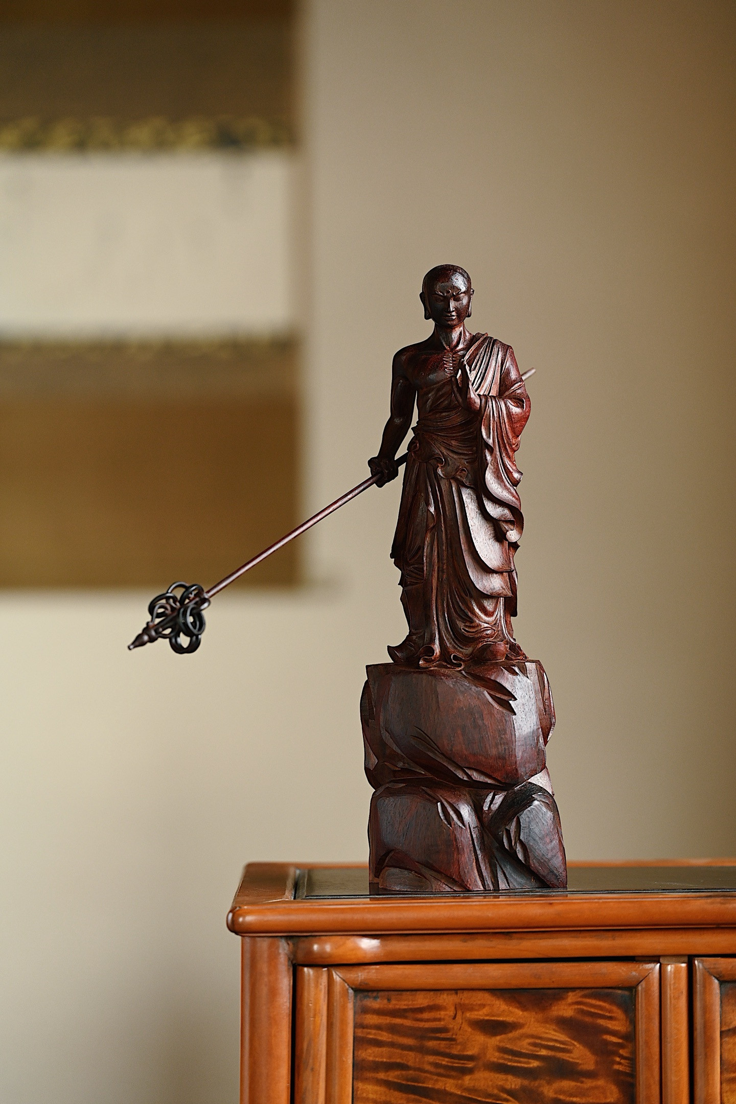 小叶紫檀|地藏王法相慈祥庄严，面容宁静智慧，身着袈裟，法体金彩为饰，左手托宝