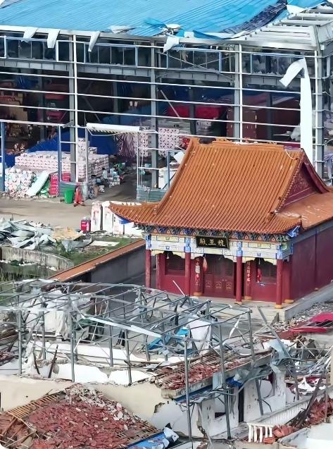 在湖北黄州这场罕见龙卷风下，长江村江堤边有一座龙王庙，正好处在龙卷风风暴中心。它
