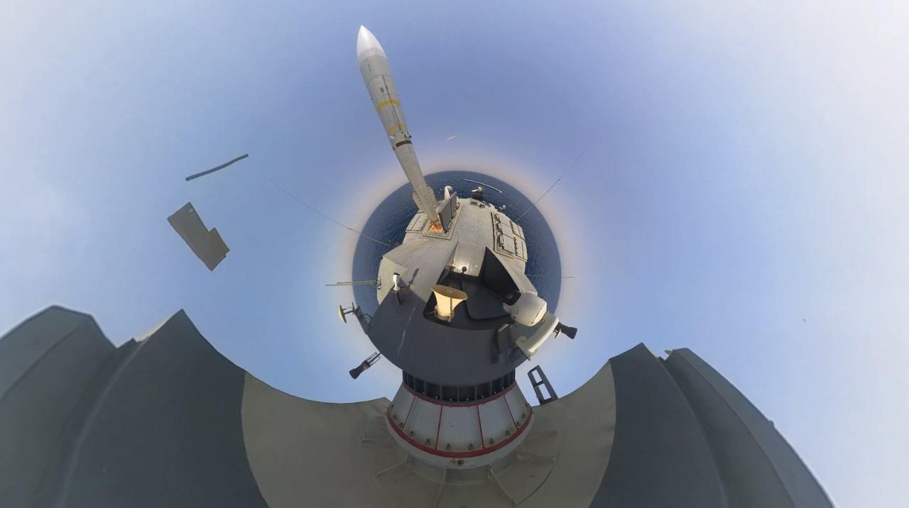 伊朗首次放出苏莱曼尼级双体导弹舰上的大尺寸垂发发射舰空导弹的画面，该舰配备大尺