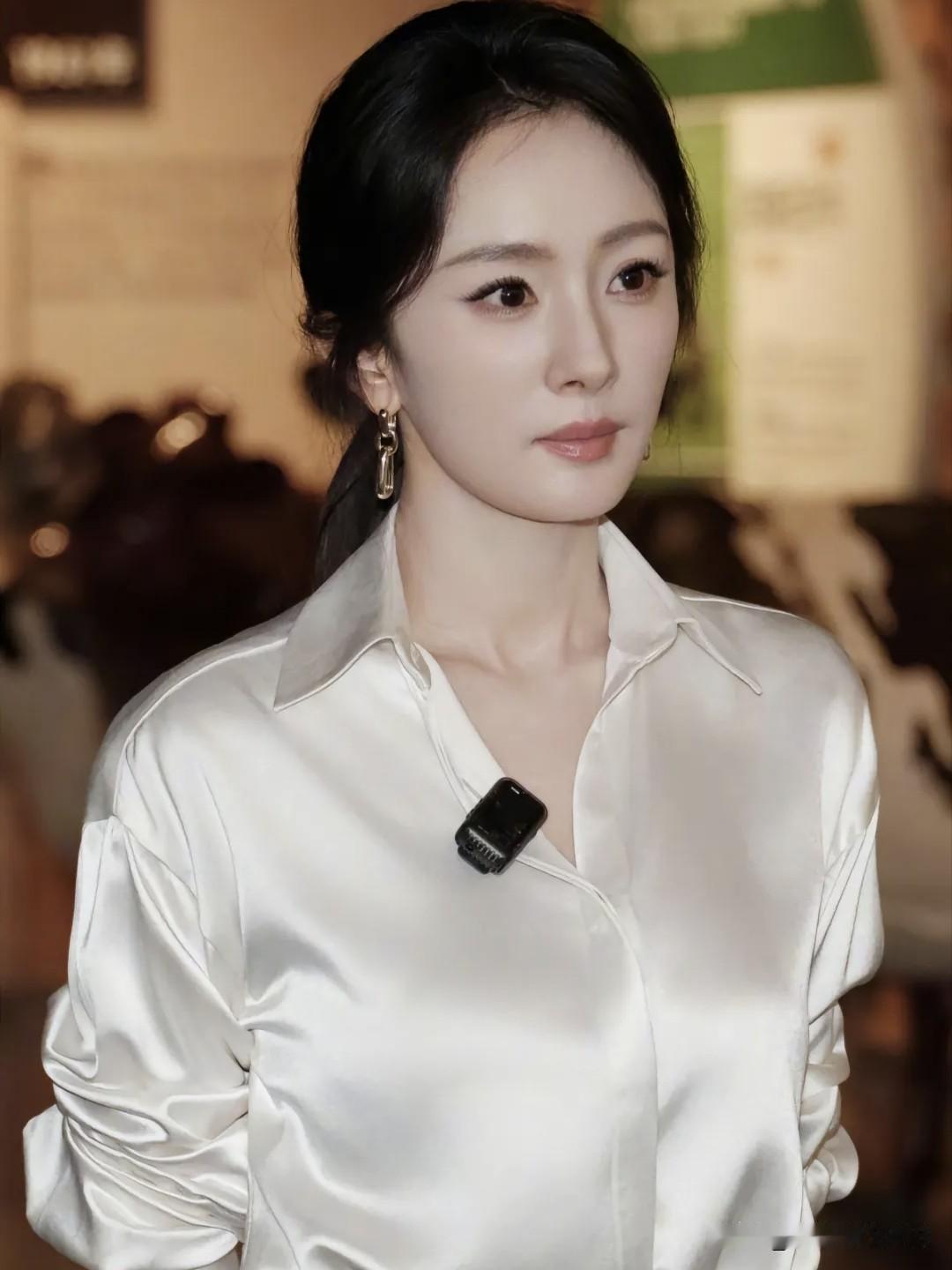 杨幂：从青涩到女王，她用十年磨一剑的韧性，在舆论风暴中始终昂首。那双狐狸眼里藏着