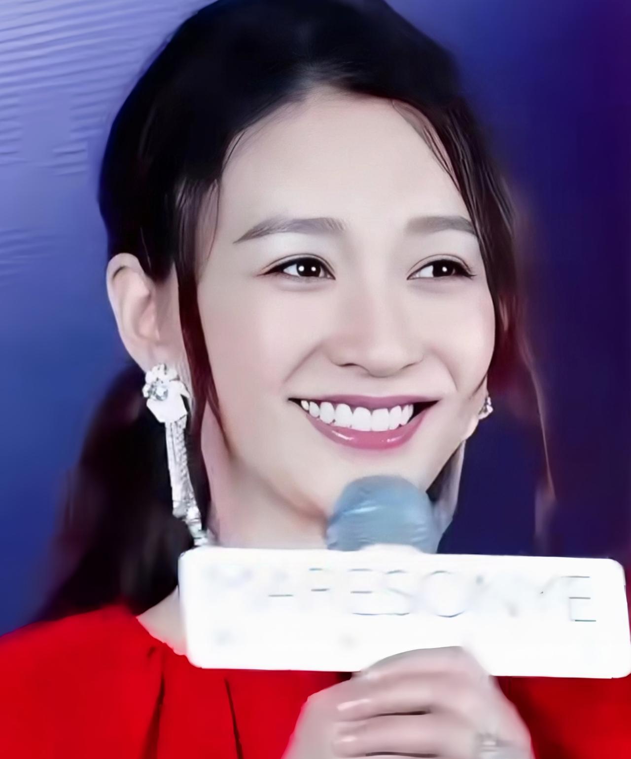 在光影交织的娱乐圈中，女神李小冉宛如一颗璀璨星辰。她以出众的气质、精湛的演技，塑