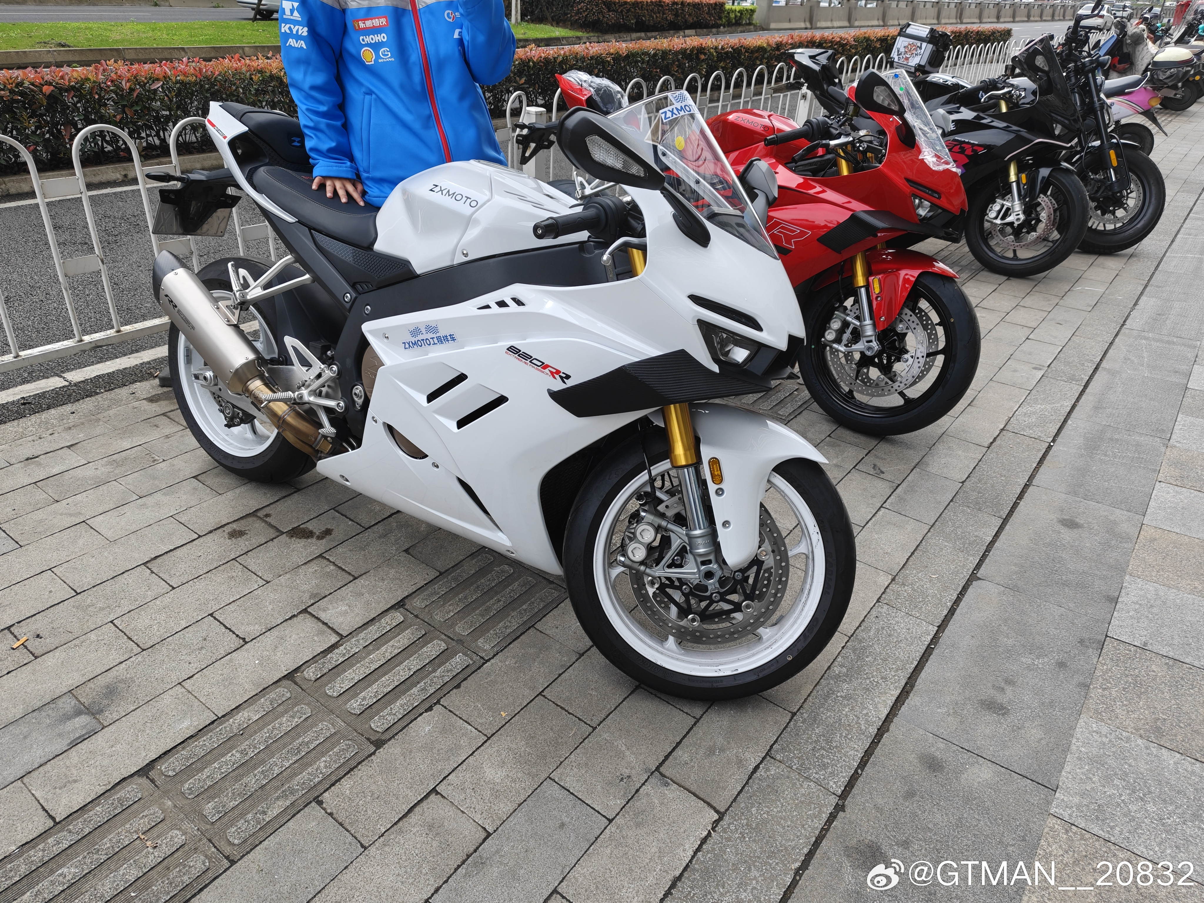 去静态体验了下张雪820rr，暂时只有工程样车，坐姿比较低，骑行三角不算战斗，