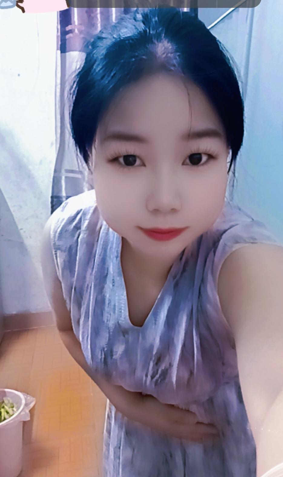 大家好，我是七姐，今天来这里上班还是挺舒服的。就是空调开的有点大。别人呢就觉得舒