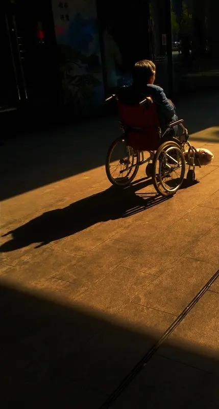 有些残疾人没低保，原因其实挺复杂。很多人以为有残疾证就能拿低保，这是误区。低保核