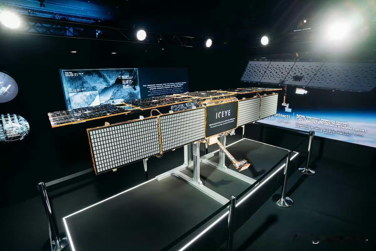 停靠中国海南榆林海军基地的中国人民解放军海军航母“福建”舰和“山东”舰的的合成孔