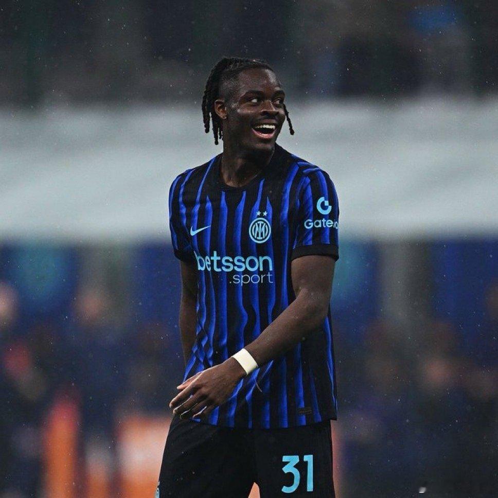 齐沃继续:当我们2-0领先时比赛克过来喝水我告诉他如果拿不准就去追长传球