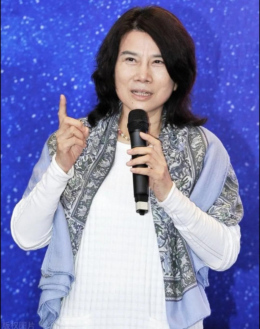 董明珠这话说得太戳心窝子了！“机器人进厂，人不能走！”这就叫格局。现在的