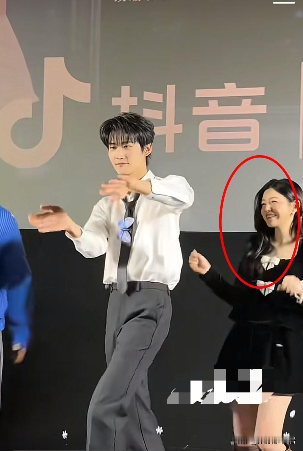 突然觉得陈晓就得陈妍希这样的女人治一治，替我们女人扳回一局哈哈[捂脸哭]看得出来离