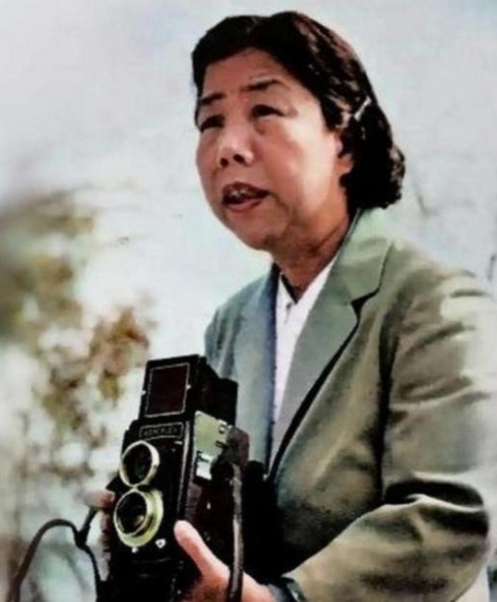 1927年4月，邓颖超在广州产下一子，由于这个孩子生下来体重太大，有10磅重，超
