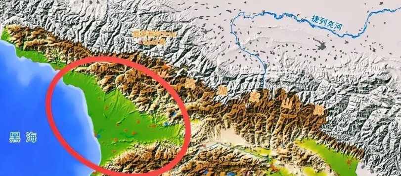 格鲁吉亚面积6.97万平方公里，陆地边境线1461公里，海岸线310公里，西部沿