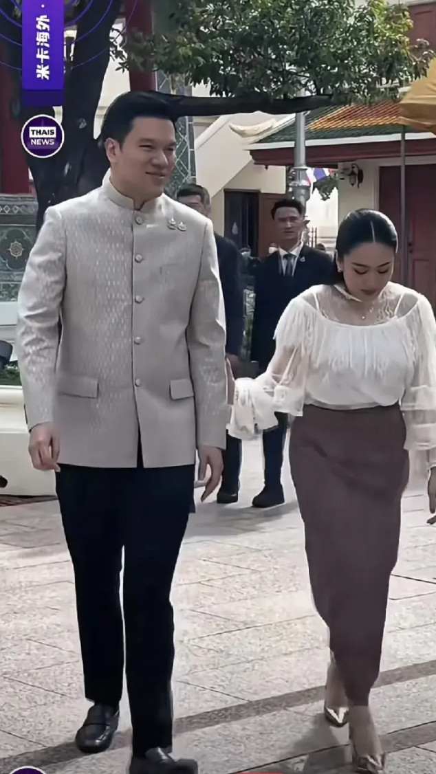 泰国总理佩通坦的皇家老公叫皮塔卡，看起来高大帅气，佩通坦则是身材丰腴，美艳动人
