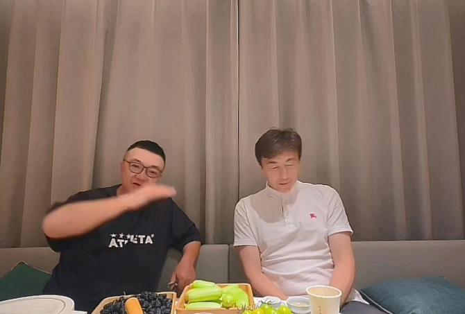 董路去年问过李玮锋一句话：“你有没有担心过，我会干扰你的工作？”李玮锋当时怎么