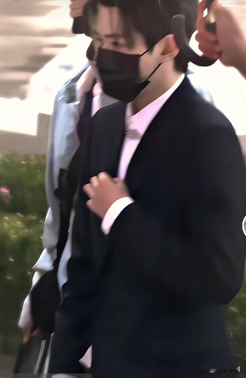 穿西装好帅啊，就是妥妥的霸道总裁呀，爱了爱了[呲牙笑]还是戴口罩的邓为。