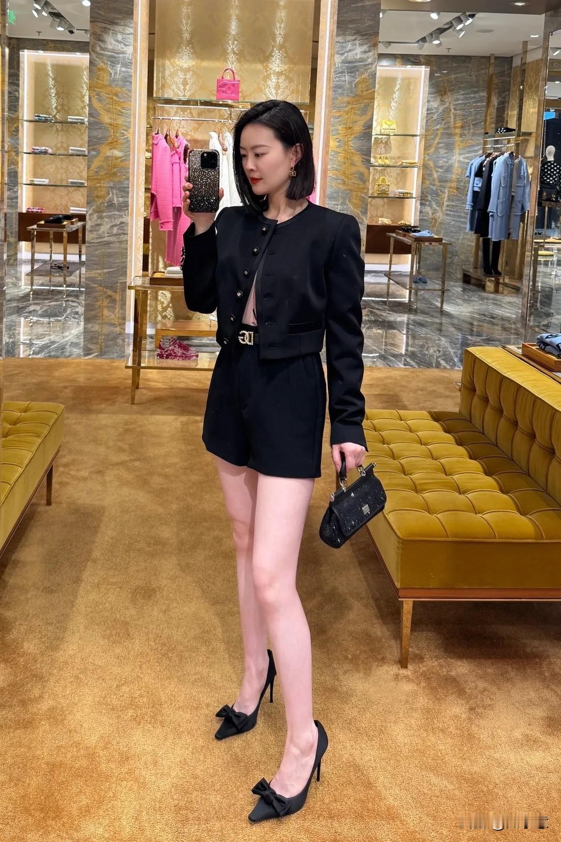 优雅穿搭指南：黑色套装+高跟鞋，时尚出街必备！