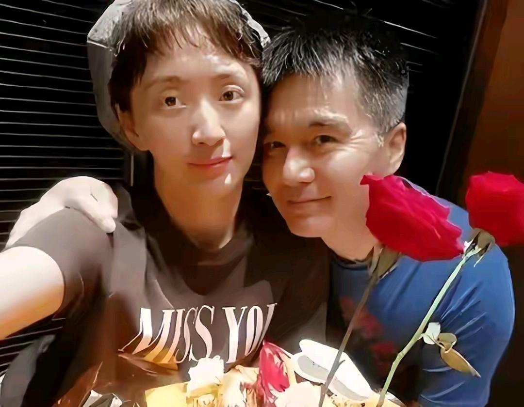 有人说许亚军的现任妻子不是一个善茬，说她张澍长的一脸尖酸相。这次许亚军没有参加何