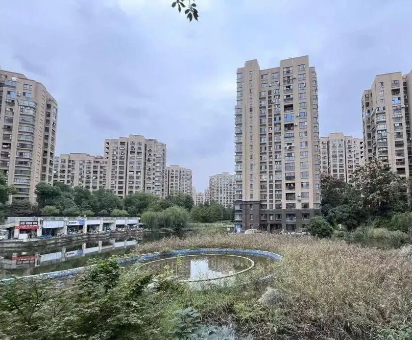 被欠物业费1200万物业退出不干了业主不交物业费的后果就是，住在里面物业不作为，