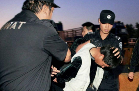 1992年，南京看守所内一名死刑犯即将伏法，然而他却不愿放弃，哭着想尽办法寻求减刑之法，一番努力后，