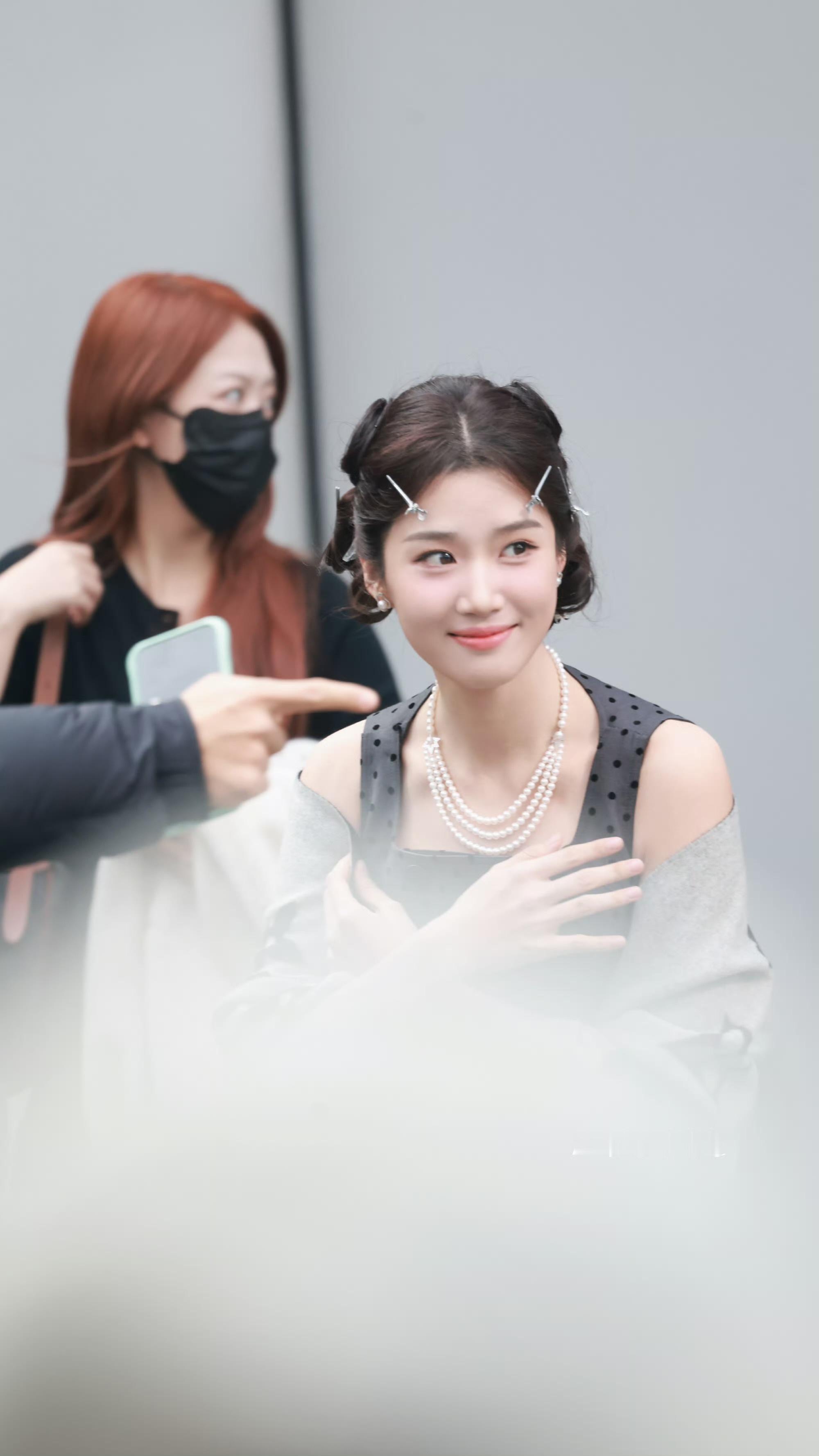 卢昱晓卢昱晓hi6上班造型路透完全沪上千金来的美美嘟！