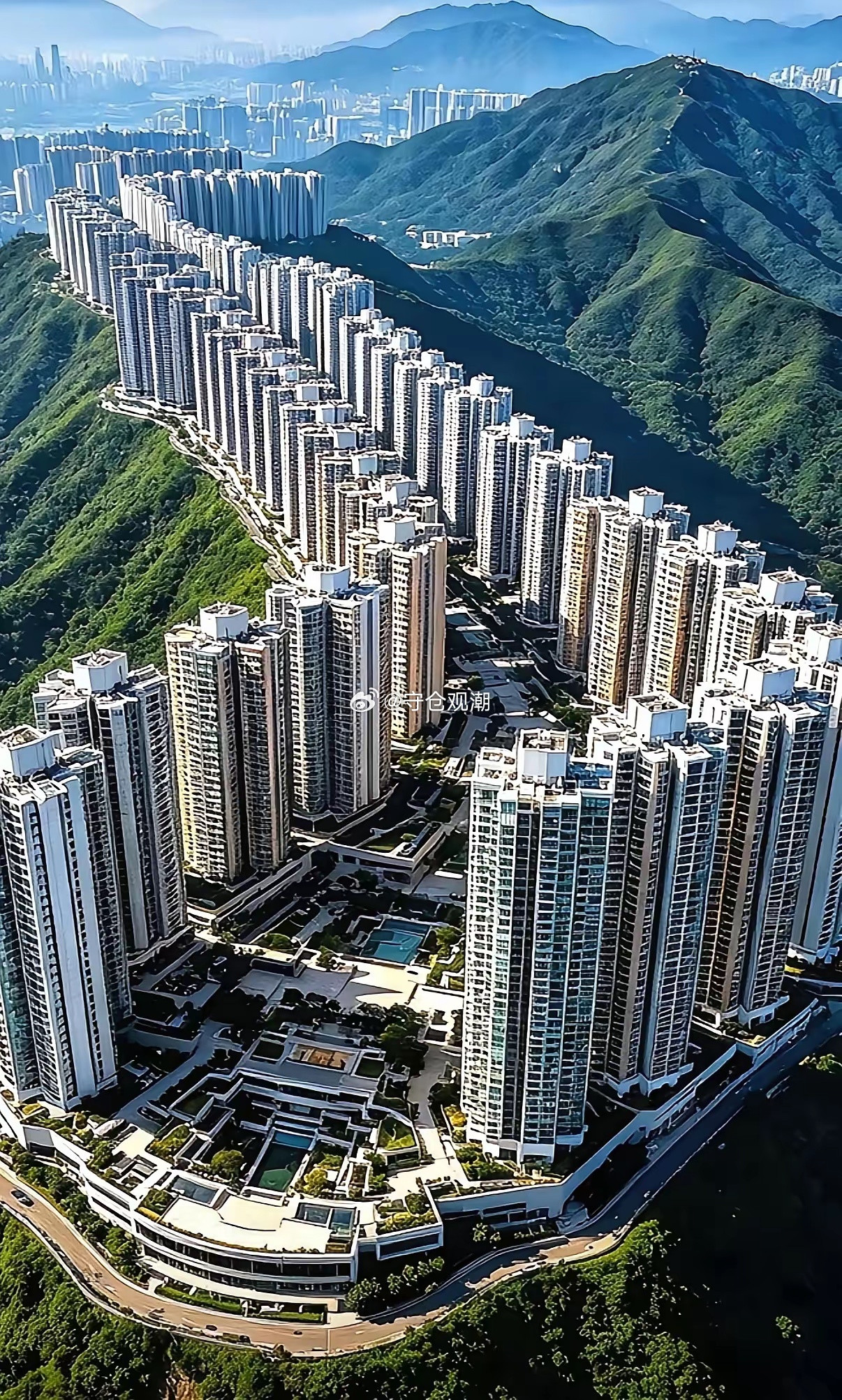 这小区设计师也是绝了！排排坐，一排又一排。大山深处的豪宅。​​​