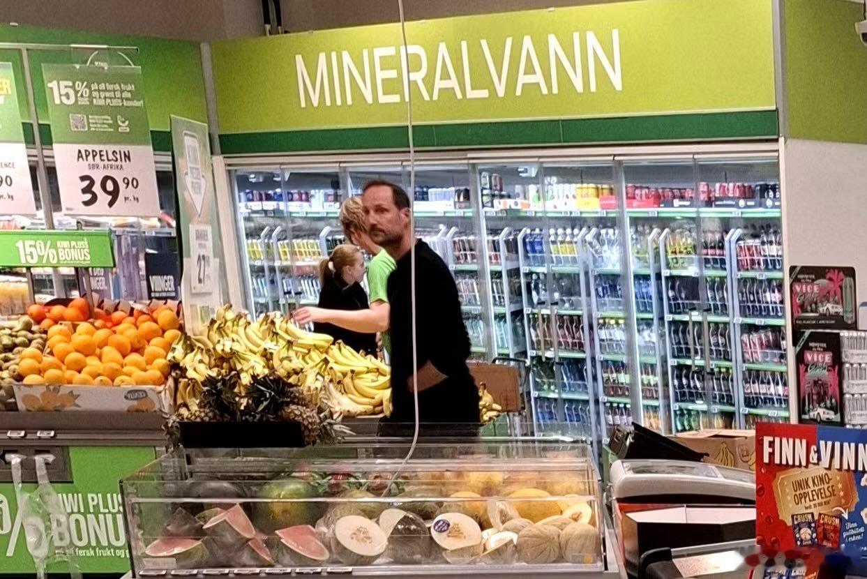 挪威王室🇳🇴9月26日，哈康国王被拍到在超市独自采购。世界各国王室​​​