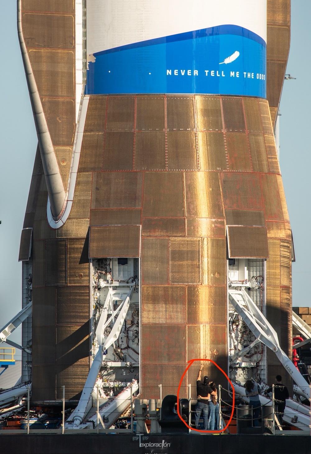 贝佐斯和他的爱人在新格伦火箭芯一级前合影！新格伦火箭（NewGlenn）是美