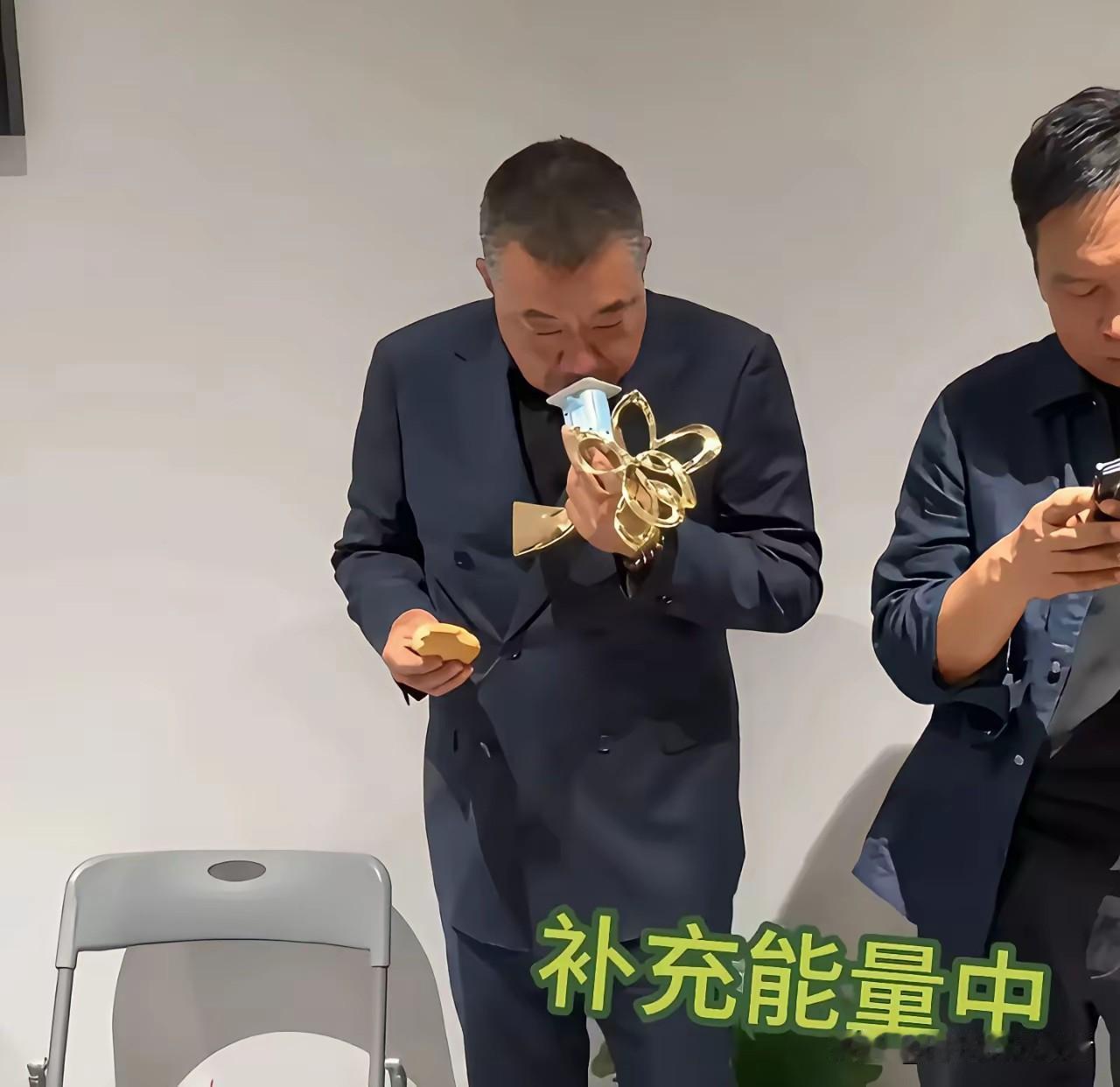 这不董勇吗？瞧把这老头饿的，吃相跟在剧中一样，不会装。还是老一辈演员接地气，饿