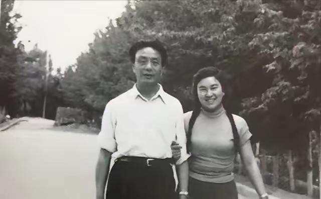 1955年，北京作协的2楼窗口，一双眼睛正死死盯着楼下做操的年轻女人。她22岁，