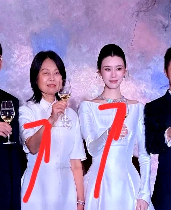 要不是看到澳门婚礼答谢宴上奚梦瑶跟她妈妈同框，还真以为她是老天爷赏饭吃的天然脸不少网友还在纳闷，怎么