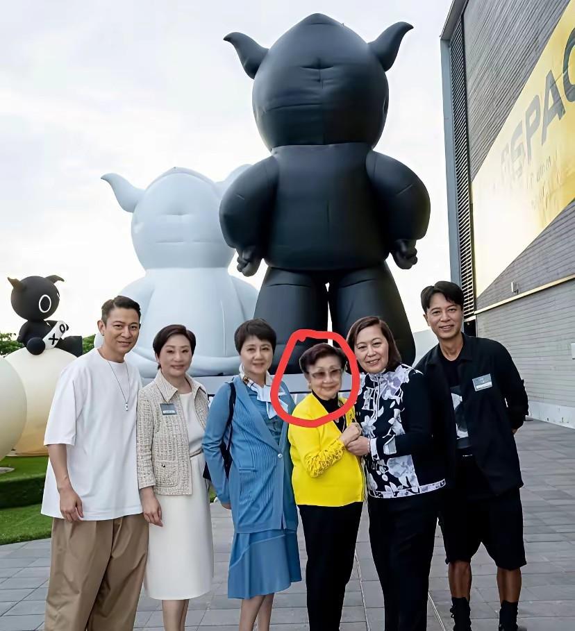 穿黄衣服的老人家是谁？和一群知名大人物站在一起，她偏偏站在最显眼的C位。看这满