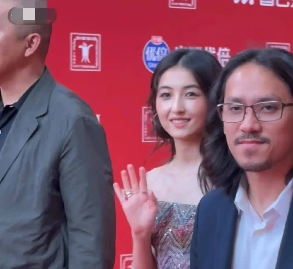 震惊了！我真是服了张子枫对自己太狠了，为了美穿20cm的高跟鞋👠！