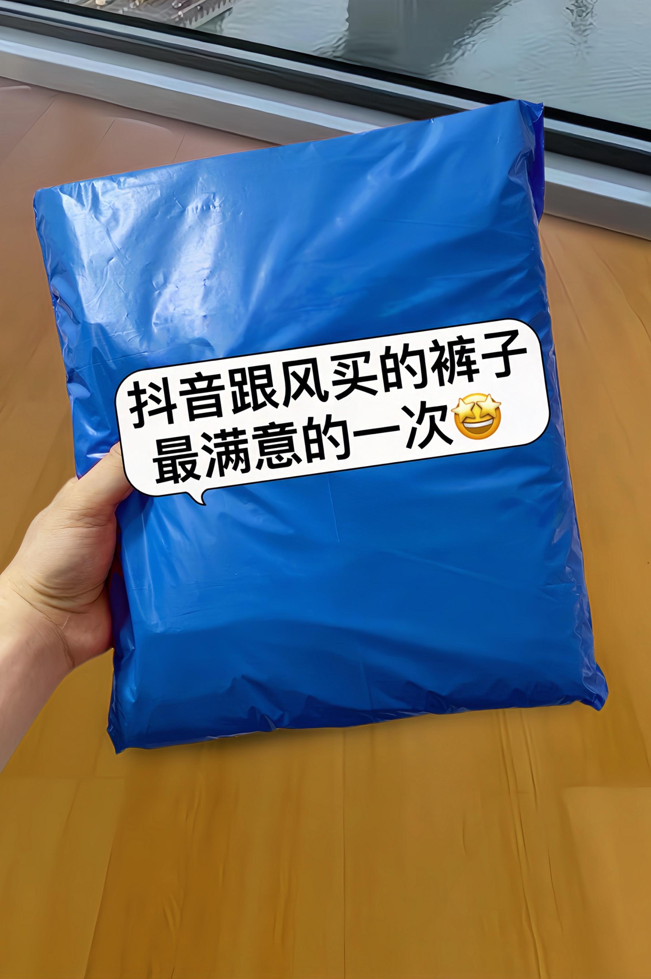 谁懂啊！这条九分休闲裤简直是夏日穿搭救星！高腰设计巧妙优化身材比例，藏...