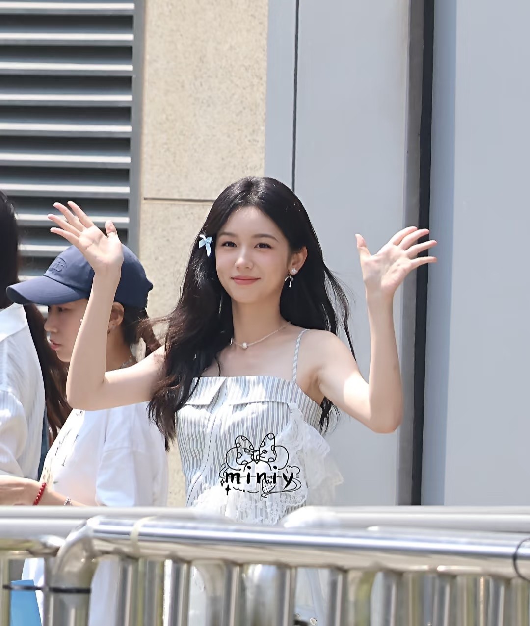 周也和张婧仪谁更符合你的审美？这两人真的很像，你不说我还以为这两张照片是一个人