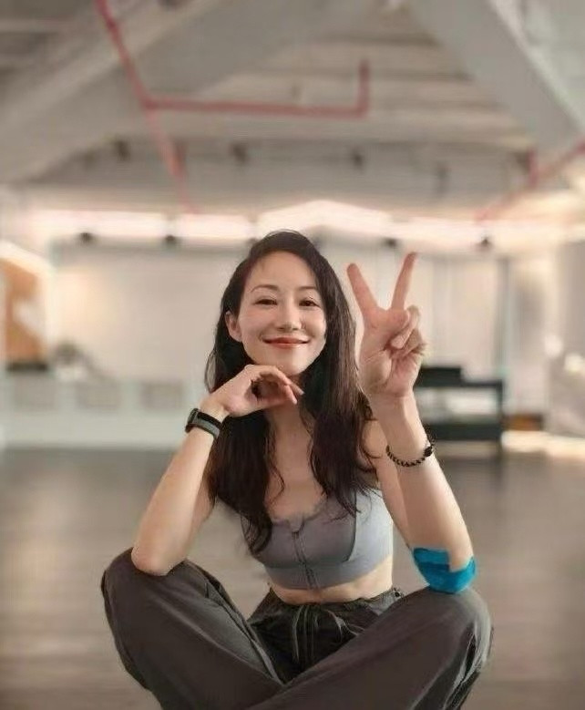 好奇怪啊，韩雪的身材看起来并不胖，但她肚子上的肉却让人有些惊讶
