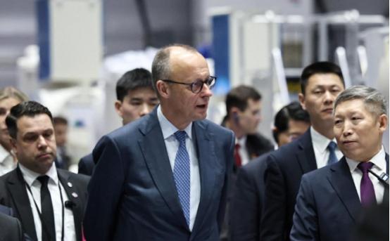 人刚走，茶未凉！德国总理默茨27日已经返回柏林，但德国宝马集团上下，却依然沉浸在