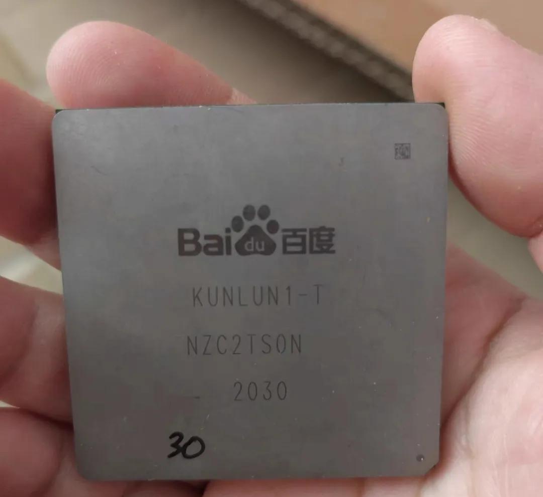 朋友给我的芯片，半个手掌大，这么多焊点，密密麻麻的应该有好几千个！不知道要怎么焊