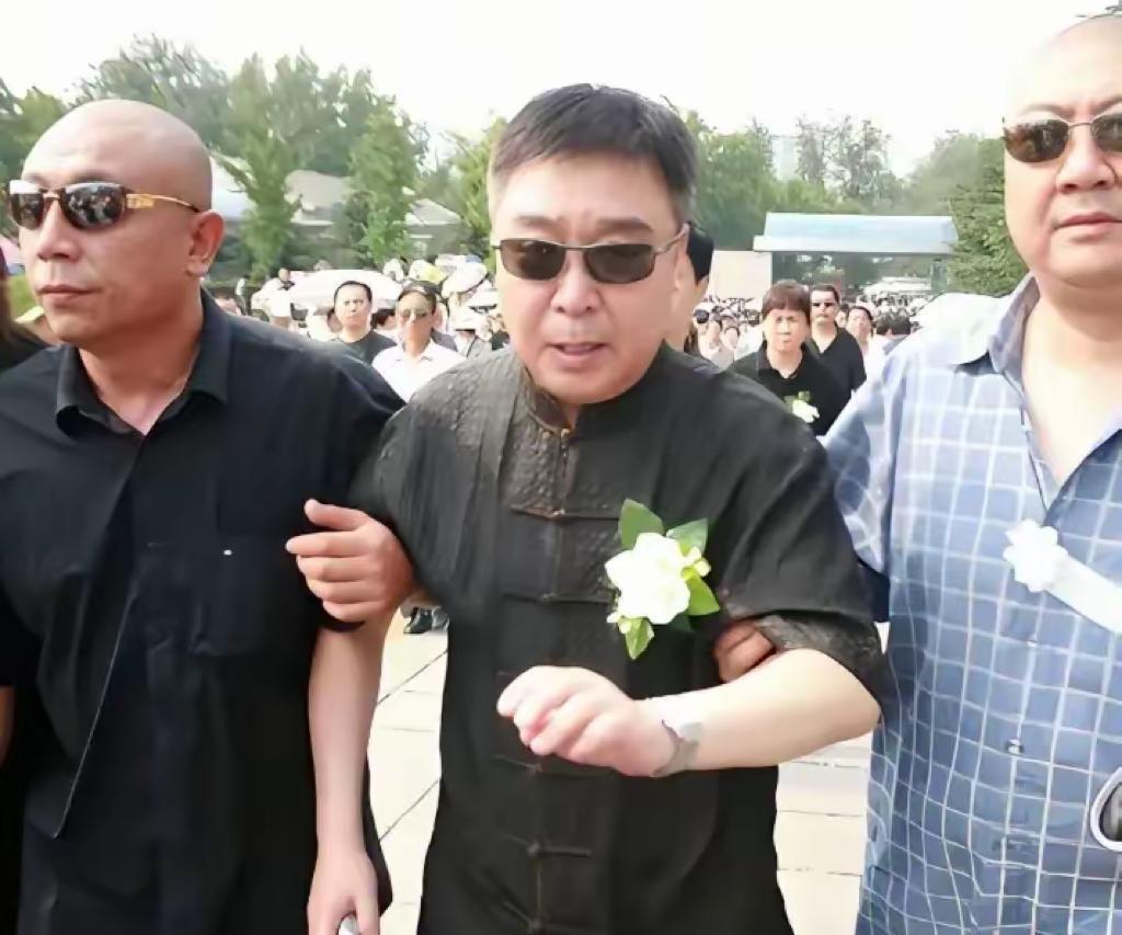 2007年7月，师胜杰出席侯耀文追悼会的场景，他穿着黑色短褂，戴着墨镜，神情间难