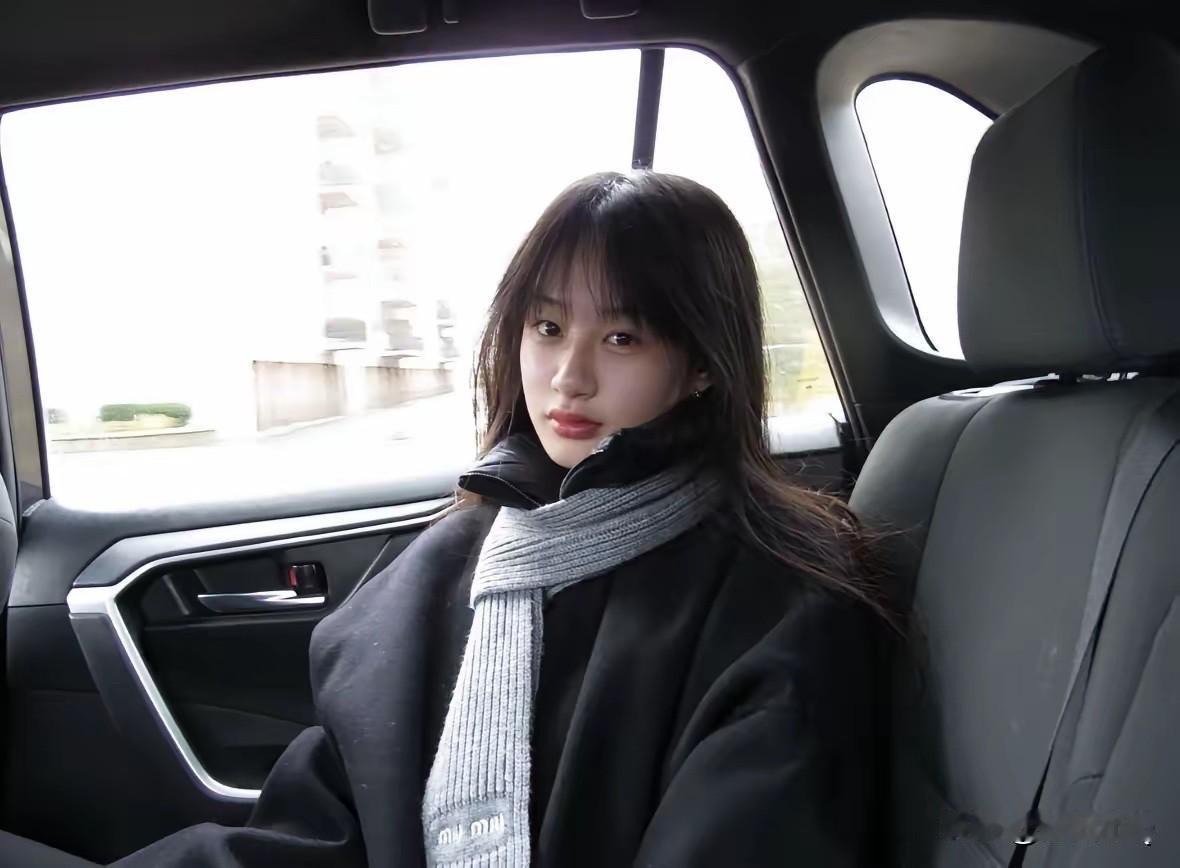 港星吴启华的女儿好美好有气质，真不像某些星二代用美颜和浓妆堆砌出来的美，她是实打