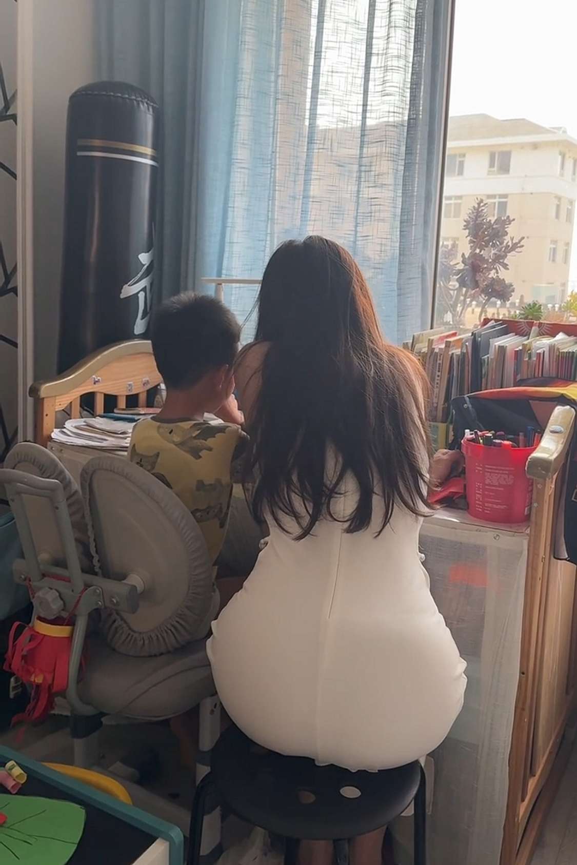 工作再忙，也要辅导好孩子的学习。