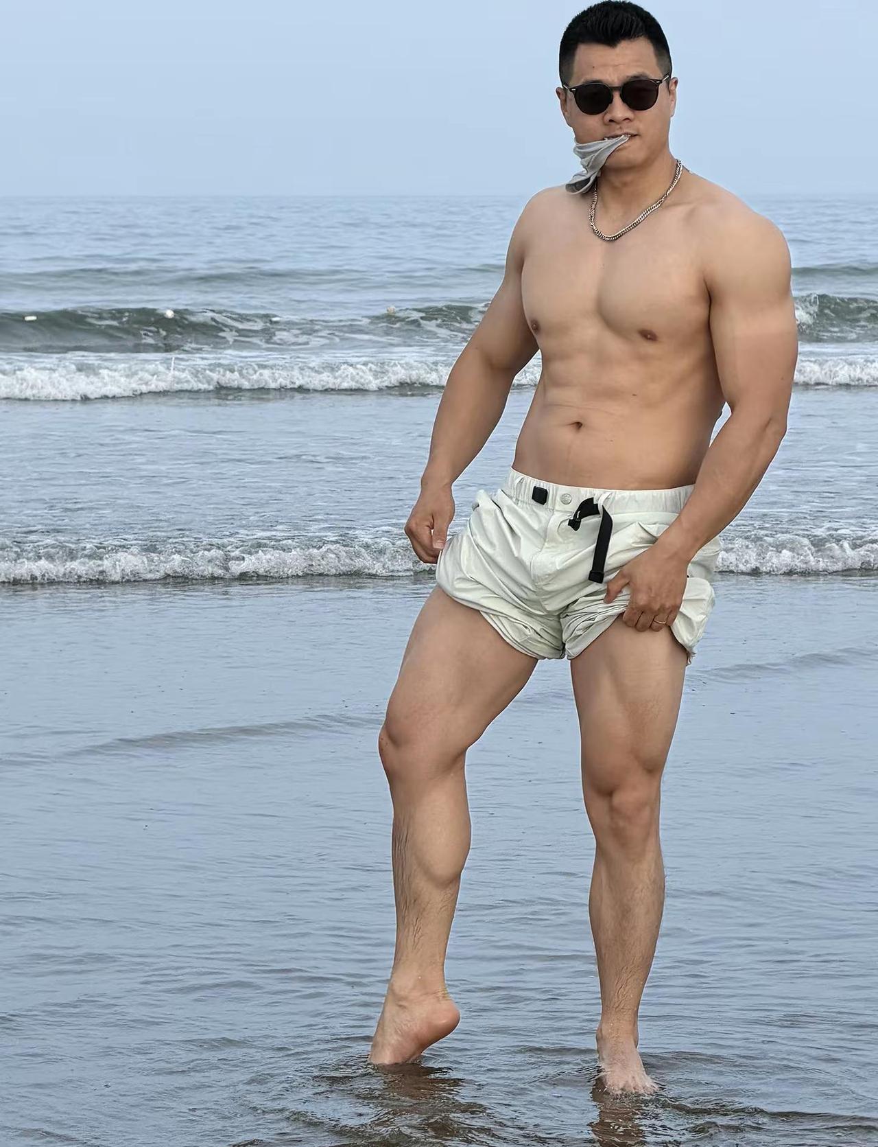 喜欢在海边玩肌肉享受自由肌肉男自由感拍照