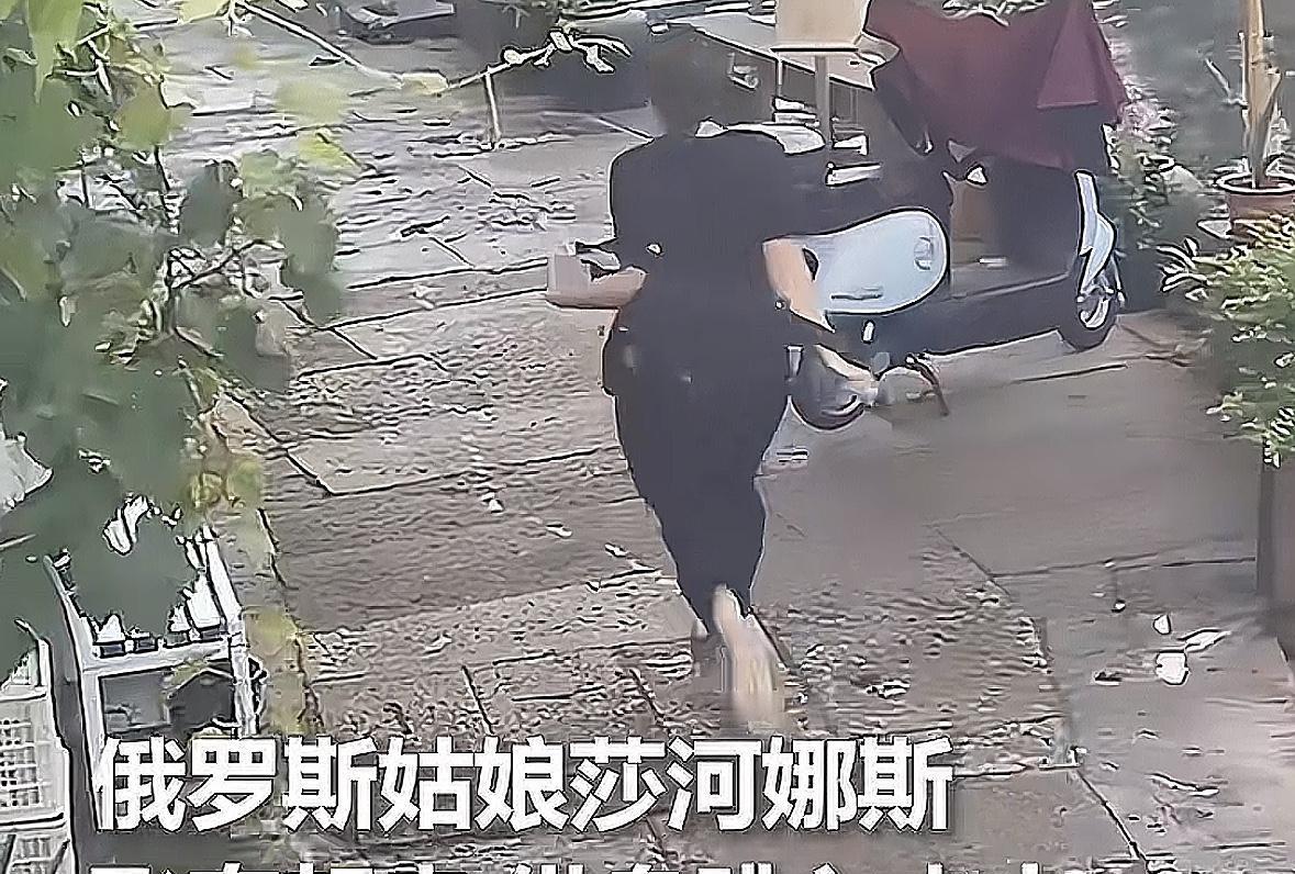 那个在绍兴救人的俄罗斯姑娘，运气简直爆棚了！她扑通一声跳进河里救起老奶奶，就这
