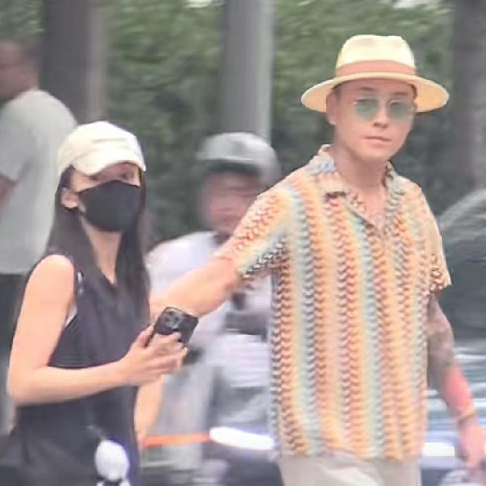 朋友在公路上偶遇吴谨言跟她老公过马路，回来说了一句大实话。她说这对夫妻，跟网