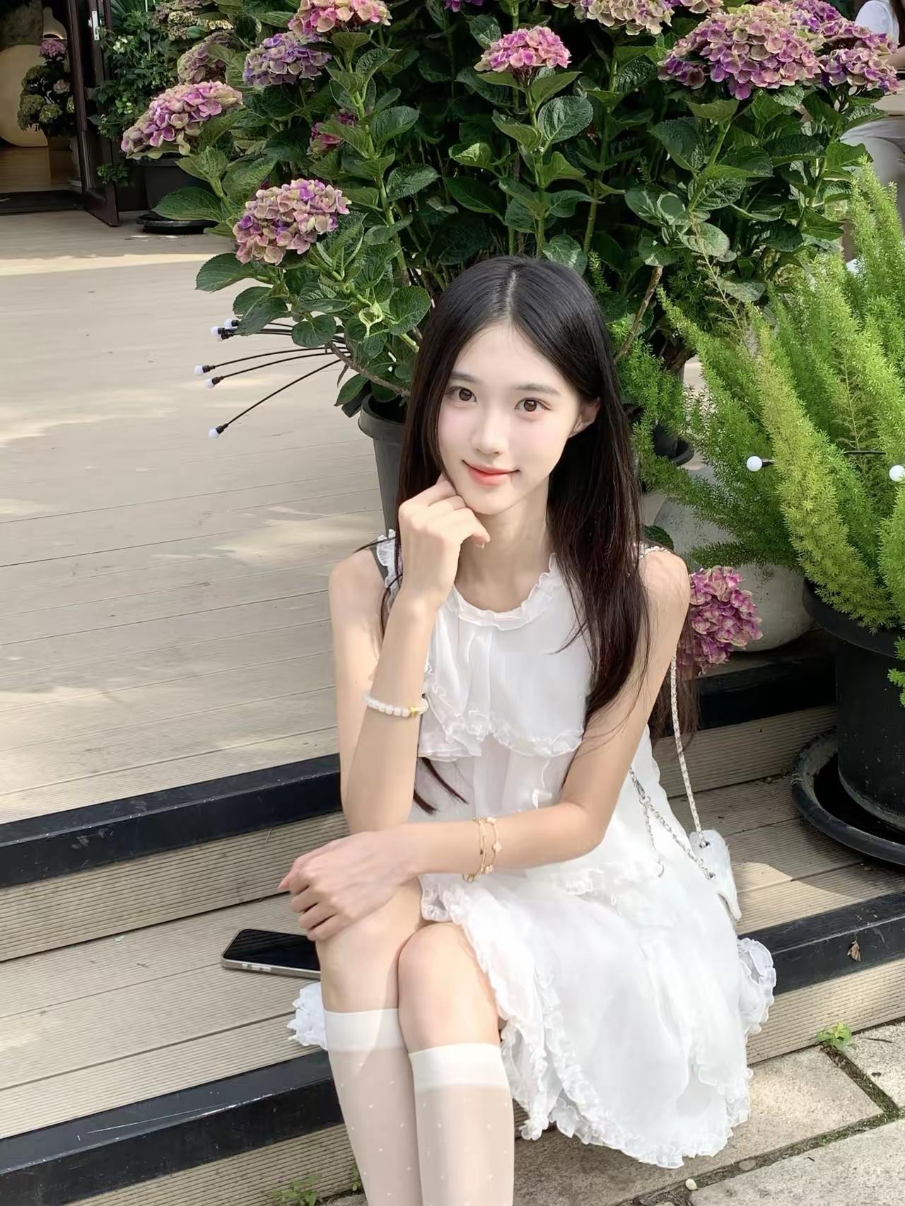 阳光下的少女，微笑如花，清新自然。