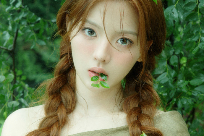 杨超越误入绿森林的神女杨超越氧气感写真非常的漂亮又温柔呀，好像误入了绿森林的神
