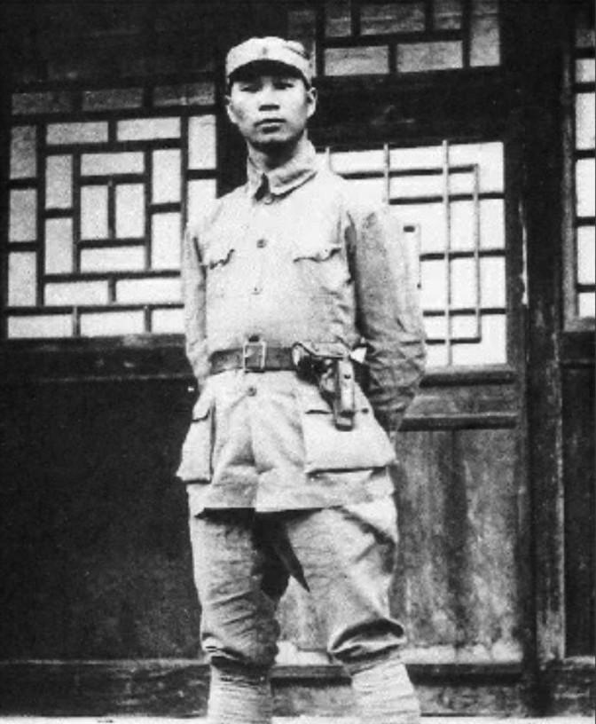 1937年，杨成武请地主吃饭。饭后他提出让地主们捐款抗日，平时抠门的地主王蒲伸出