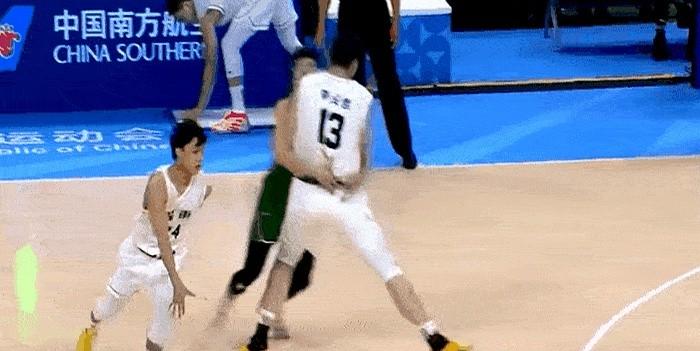 昨晚东莞，徐杰迎着韩德君拔进三分，镜头里李彦哲屁股还顶在韩德君腰上。这球不是