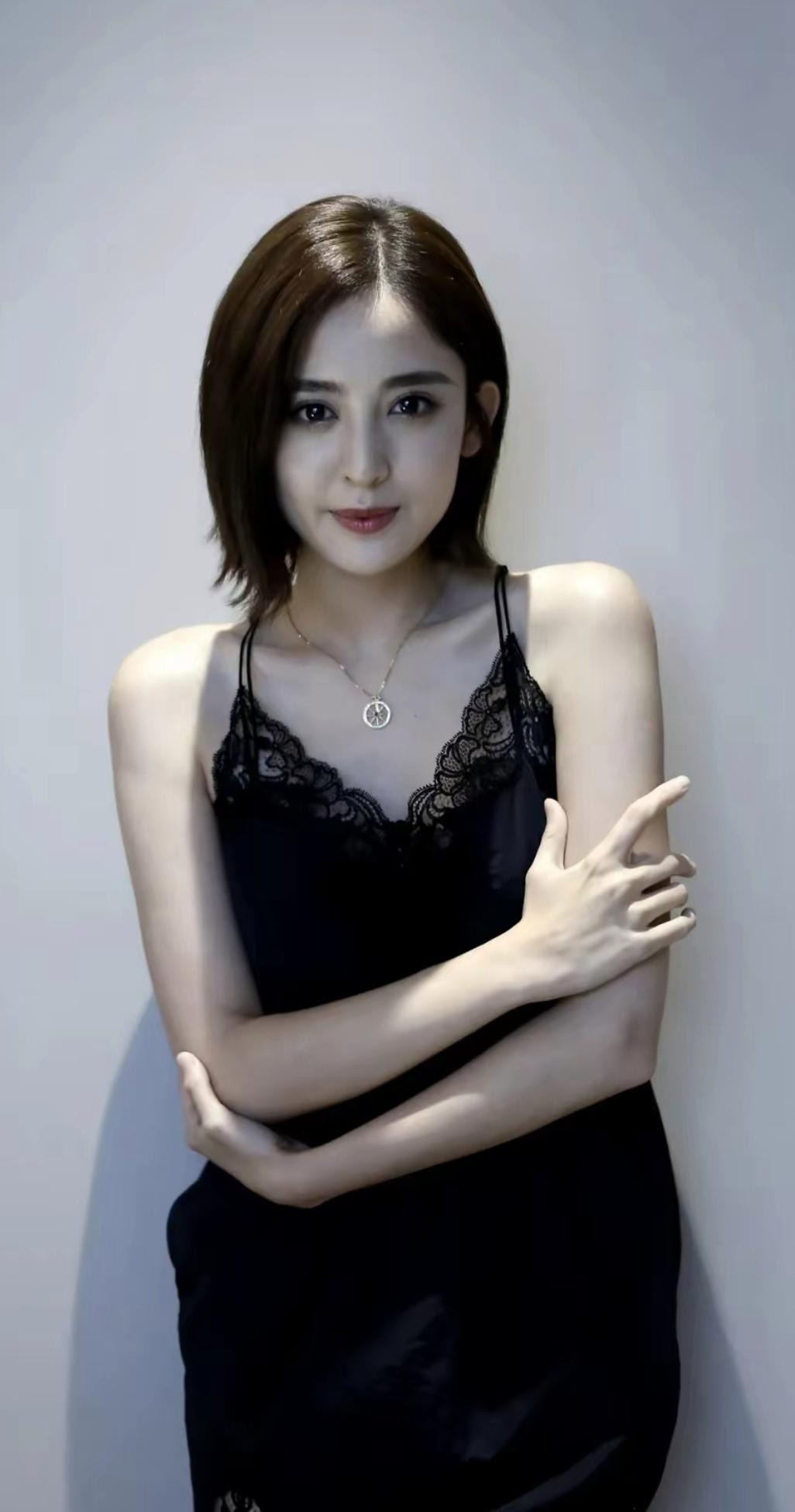 古力娜扎好绝一女子，妩媚英气并存，且性张力十足！